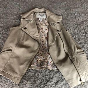 Cute vest with zippers